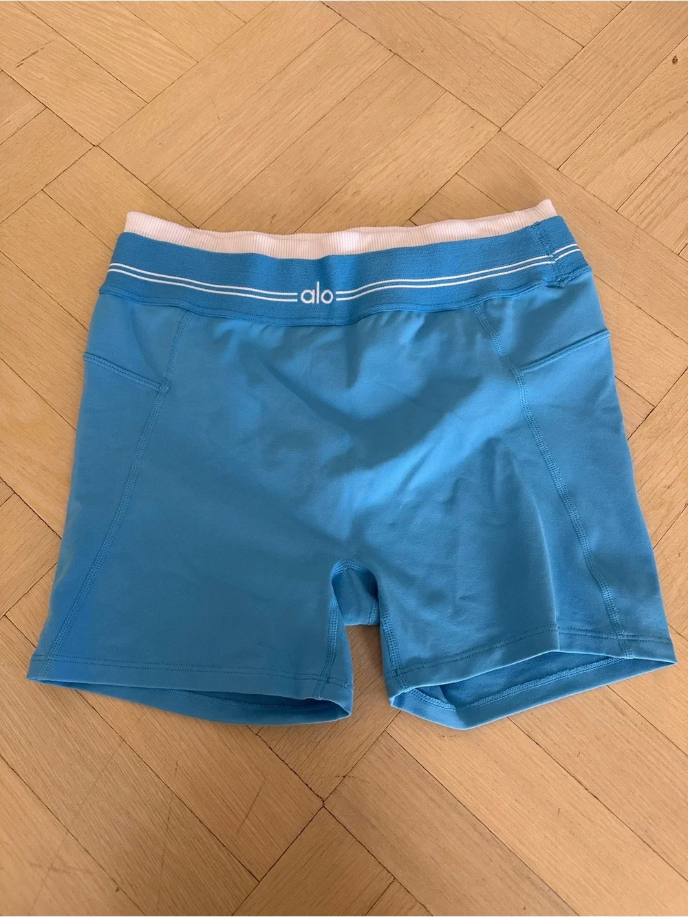 Alo Yoga Airbrush High-Waist Better Together Short Azure Blue / White Medium